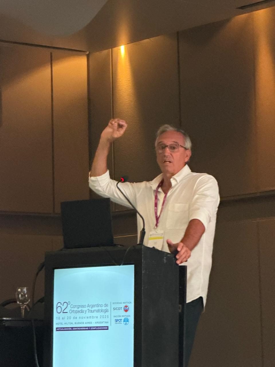 Disertante en el 62° Congreso Argentino de Ortopedia y Traumatología 2025, con el atril de AAOT