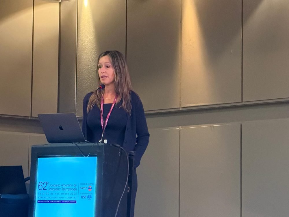 Disertante presentando una diapositiva en el 62° Congreso Argentino de Ortopedia y Traumatología 2025