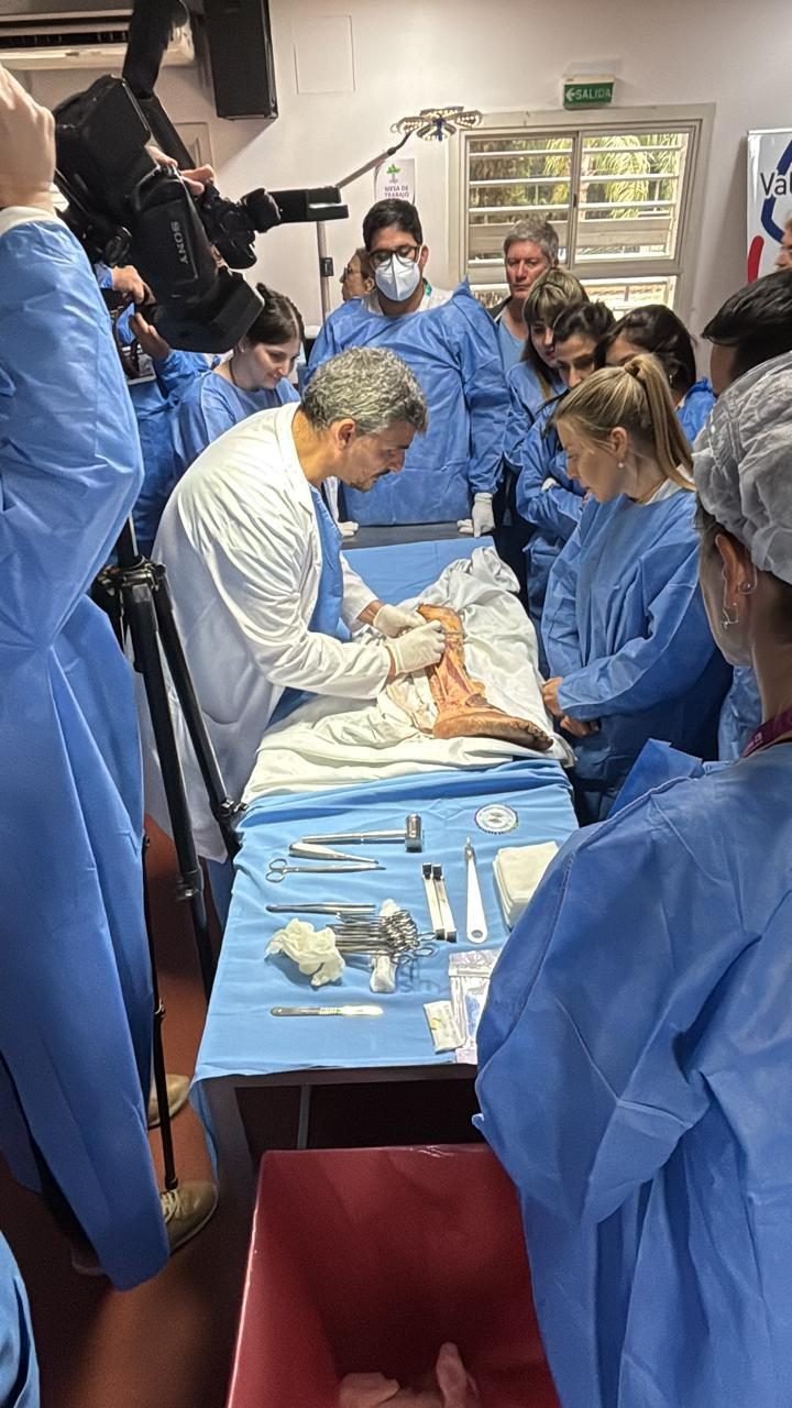 Instructor y participantes alrededor de la mesa de disección, con registro en video de la actividad